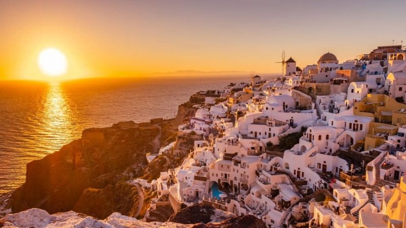 Sunset in Oia - Things to do in Santorini
