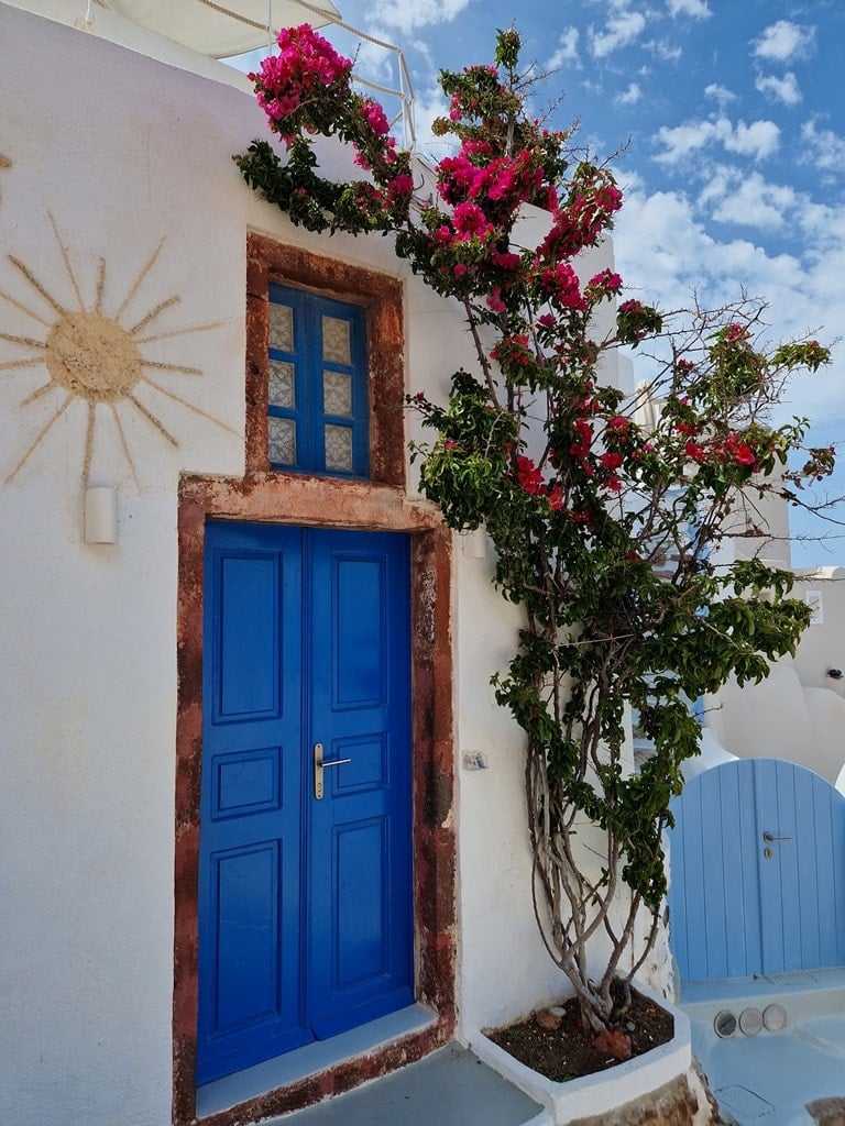 alleyways of Oia Santorini